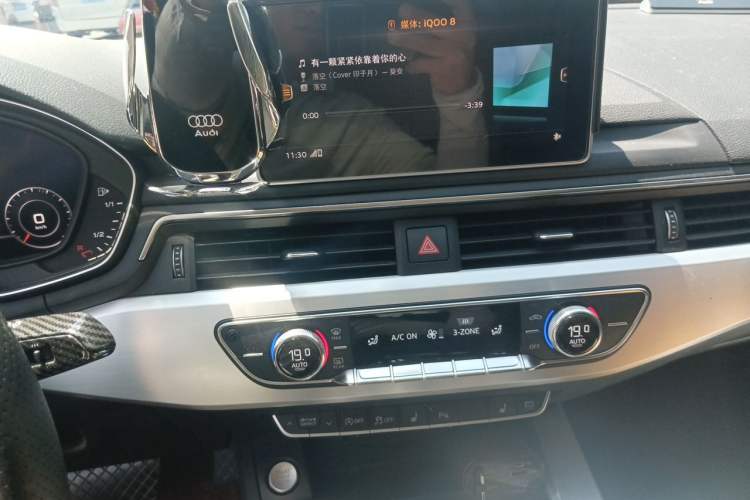 Used Audi A4L 2018 30th Anniversary Edition 40 TFSI Fashion Model Audio And AC Panel