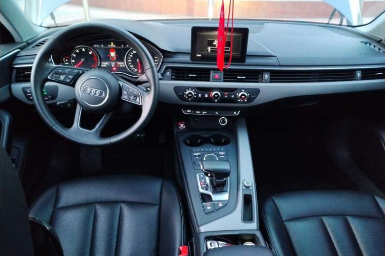Used Audi A4L 2018 30th Anniversary Edition 40 TFSI Trendy Model Center Console