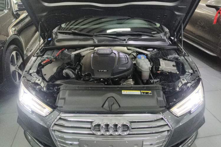 Used Audi A4L 2018 30th Anniversary Edition 40 TFSI Fashion Model Engine Bay