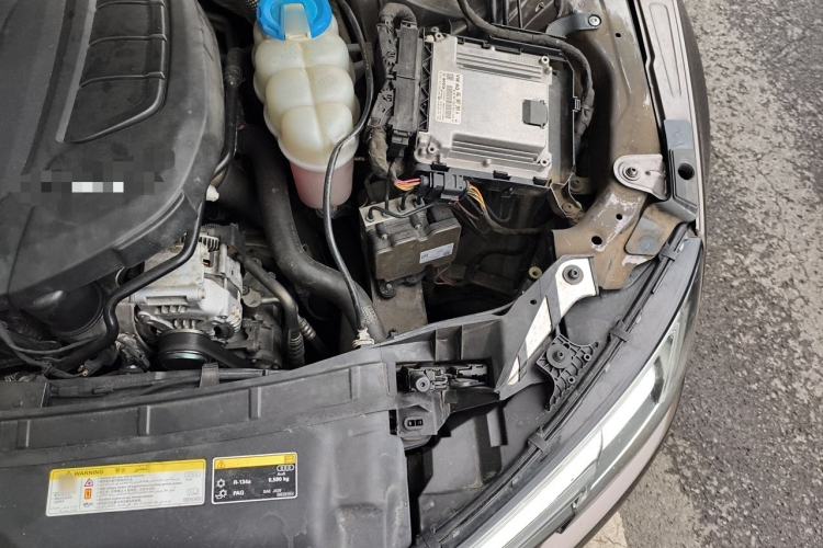 Used Audi A4L 2018 30th Anniversary Edition 40 TFSI Fashion Model Engine Bay Left