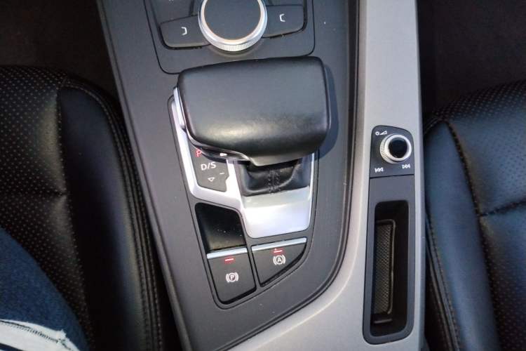 Used Audi A4L 2018 30th Anniversary Edition 40 TFSI Trendy Model Gear Lever