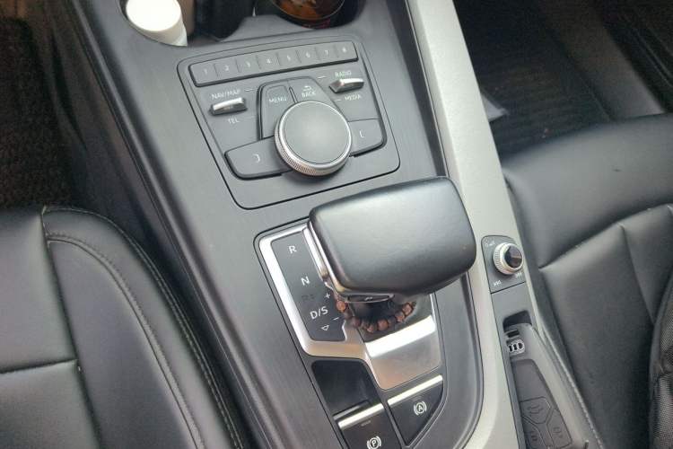 Used Audi A4L 2018 30th Anniversary Edition 40 TFSI Trendy Model Gear Lever