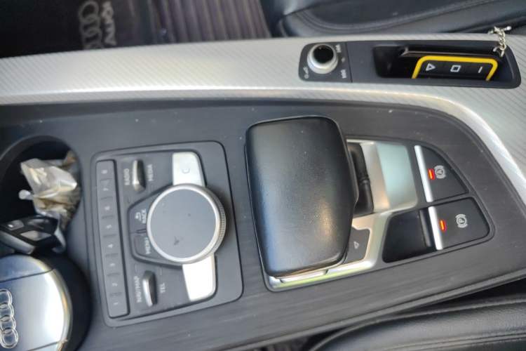 Used Audi A4L 2018 30th Anniversary Edition 40 TFSI Fashion Model Gear Lever