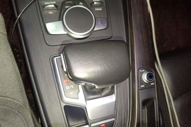 Used Audi A4L 2018 30th Anniversary Edition 40 TFSI Fashion Model Gear Lever