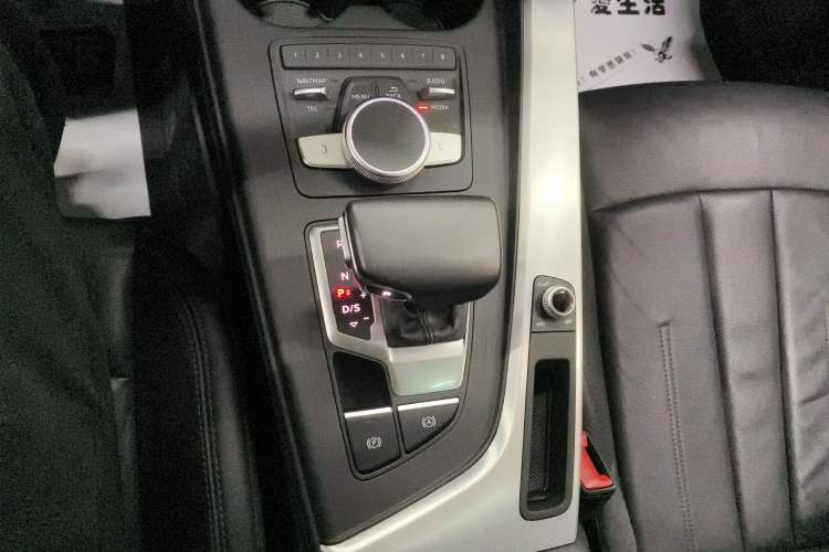Used Audi A4L 2018 30th Anniversary Edition 40 TFSI Fashion Model Gear Lever