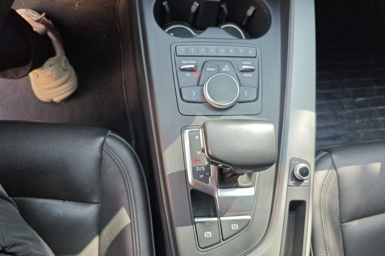 Used Audi A4L 2018 30th Anniversary Edition 40 TFSI Trendy Model Gear Lever