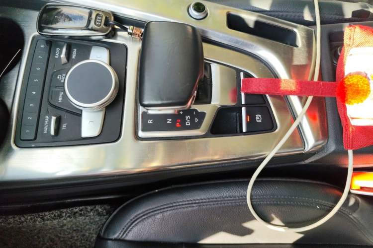 Used Audi A4L 2018 30th Anniversary Edition 40 TFSI Fashion Model Gear Lever