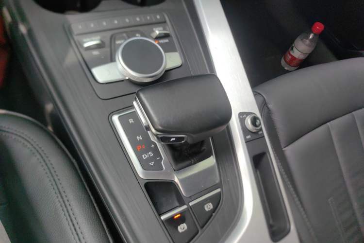 Used Audi A4L 2018 30th Anniversary Edition 40 TFSI Fashion Model Gear Lever