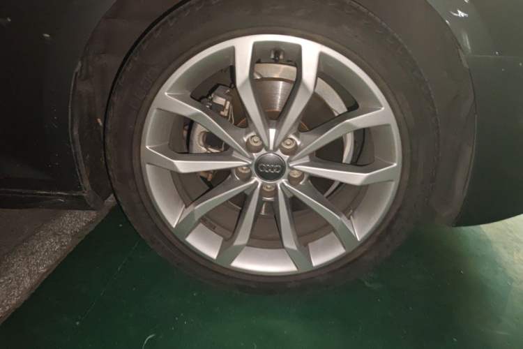 Used Audi A4L 2018 30th Anniversary Edition 40 TFSI Fashion Model Right Front Wheel Hub