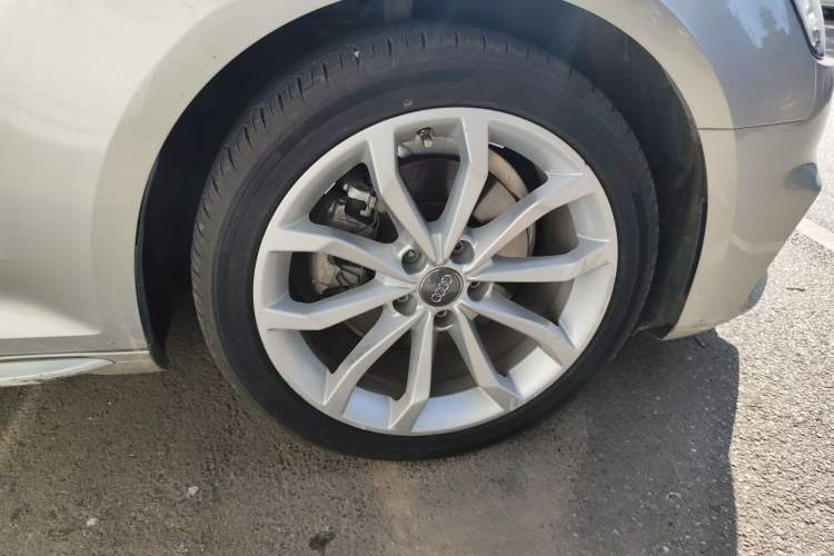 Used Audi A4L 2018 30th Anniversary Edition 40 TFSI Fashion Model Right Front Wheel Hub