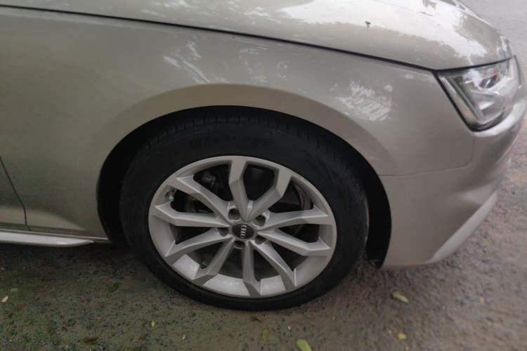 Used Audi A4L 2018 30th Anniversary Edition 40 TFSI Fashion Model Right Front Wheel Hub