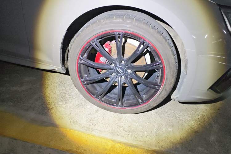 Used Audi A4L 2018 30th Anniversary Edition 40 TFSI Trendy Model Right Front Wheel Hub