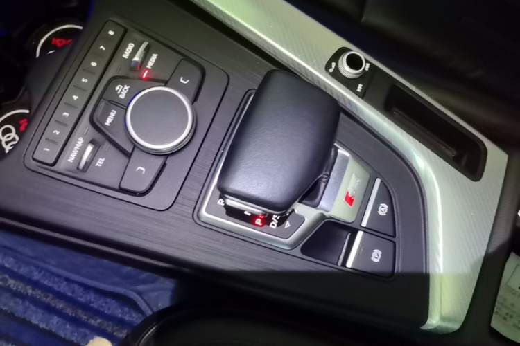 Used Audi A4L 2018 30th Anniversary Edition 40 TFSI Trendy Model Gear Lever