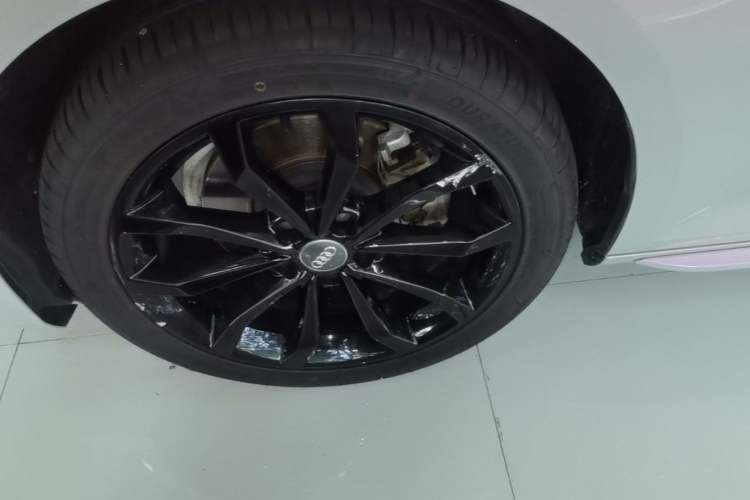 Used Audi A4L 2018 30th Anniversary Edition 40 TFSI Trendy Model Left Front Wheel Hub