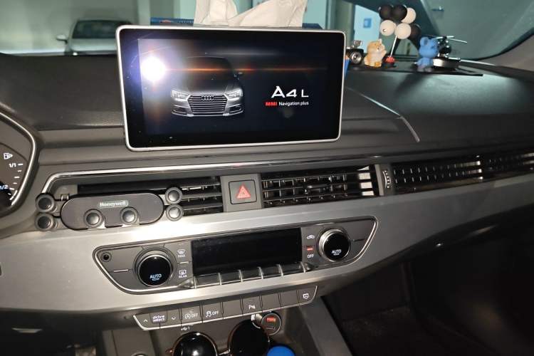 Used Audi A4L 2018 30th Anniversary Edition 40 TFSI Fashion Model Audio And AC Panel
