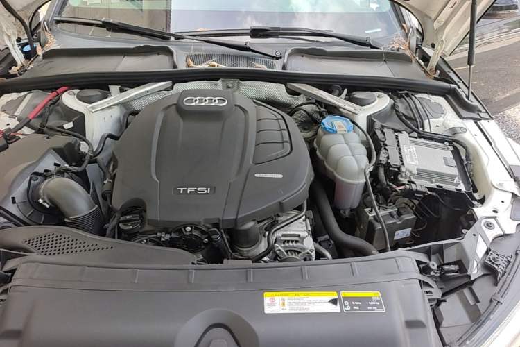 Used Audi A4L 2018 30th Anniversary Edition 40 TFSI Fashion Model Engine Bay