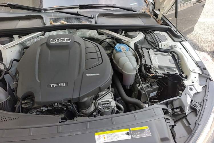 Used Audi A4L 2018 30th Anniversary Edition 40 TFSI Fashion Model Engine Bay Left