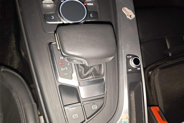 Used Audi A4L 2018 30th Anniversary Edition 40 TFSI Fashion Model Gear Lever