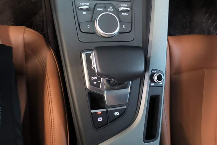 Used Audi A4L 2018 30th Anniversary Edition 40 TFSI Trendy Model Gear Lever