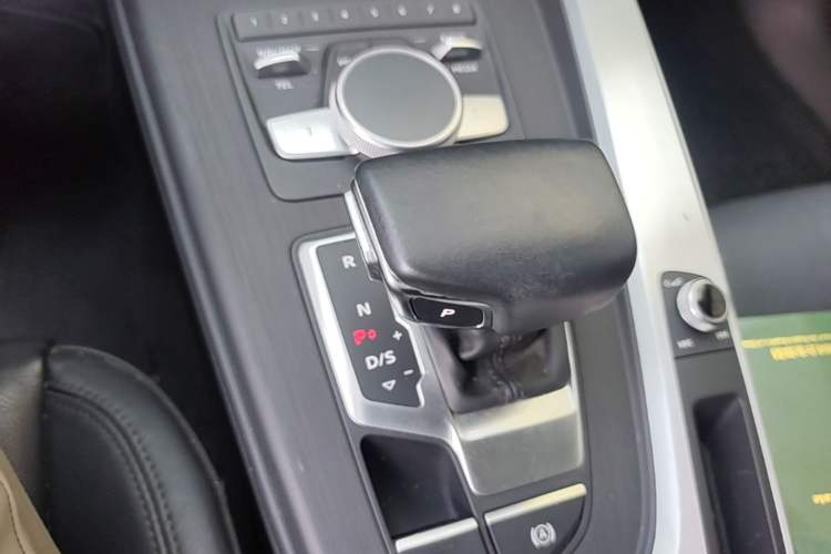 Used Audi A4L 2018 30th Anniversary Edition 40 TFSI Fashion Model Gear Lever