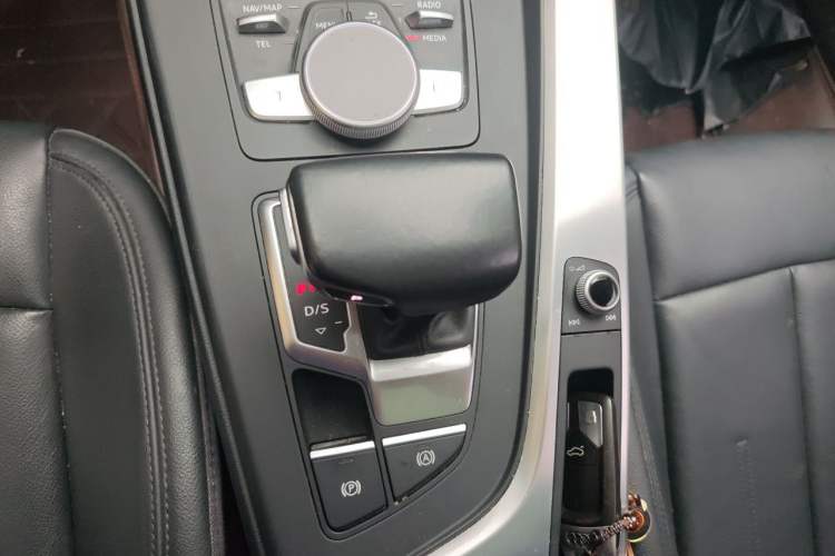 Used Audi A4L 2018 30th Anniversary Edition 40 TFSI Fashion Model Gear Lever