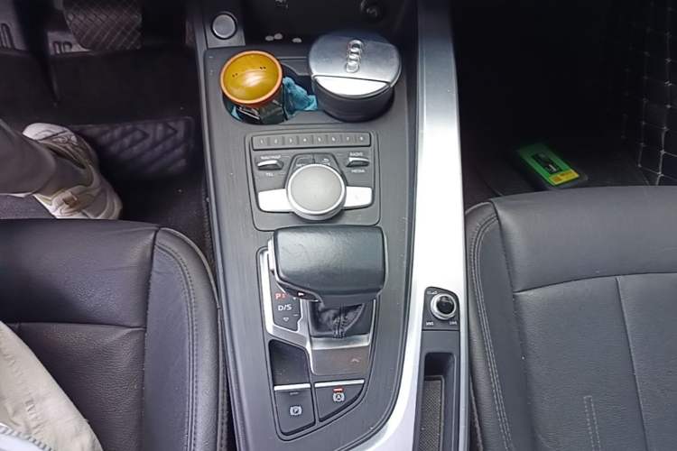 Used Audi A4L 2018 30th Anniversary Edition 40 TFSI Fashion Model Gear Lever