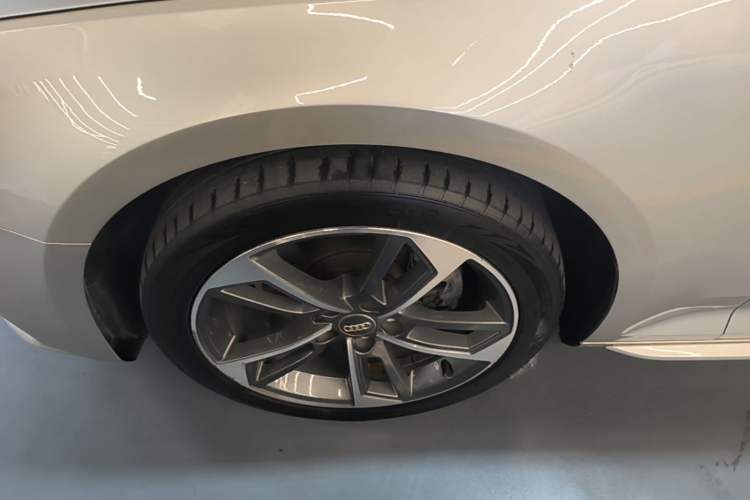 Used Audi A4L 2018 30th Anniversary Edition 40 TFSI Trendy Model Left Front Wheel Hub
