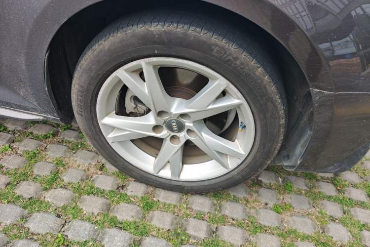 Used Audi A4L 2018 30th Anniversary Edition 40 TFSI Trendy Model Right Front Wheel Hub