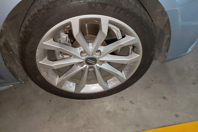 Used Audi A4L 2018 30th Anniversary Edition 40 TFSI Fashion Model Right Front Wheel Hub