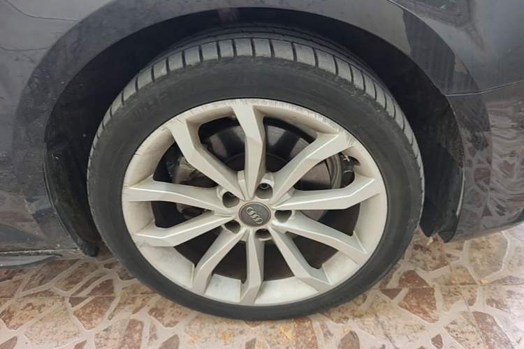 Used Audi A4L 2018 30th Anniversary Edition 40 TFSI Fashion Model Right Front Wheel Hub