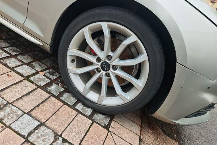 Used Audi A4L 2018 30th Anniversary Edition 40 TFSI Fashion Model Right Front Wheel Hub