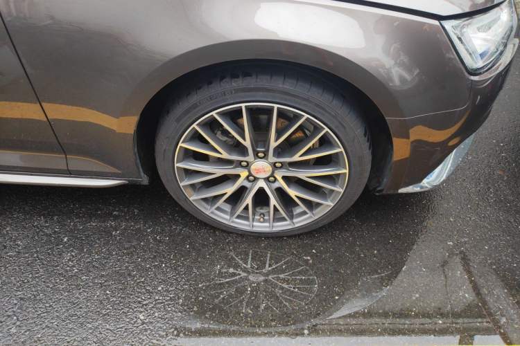 Used Audi A4L 2018 30th Anniversary Edition 40 TFSI Trendy Model Right Front Wheel Hub