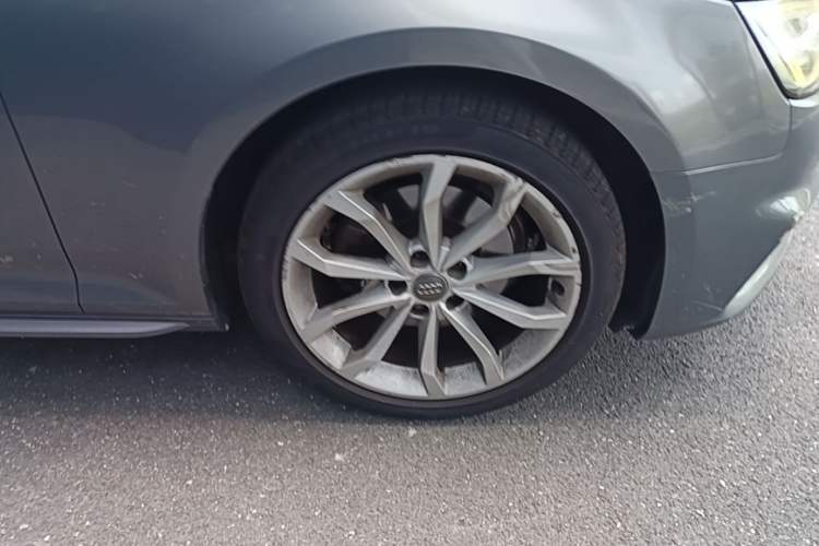Used Audi A4L 2018 30th Anniversary Edition 40 TFSI Fashion Model Right Front Wheel Hub