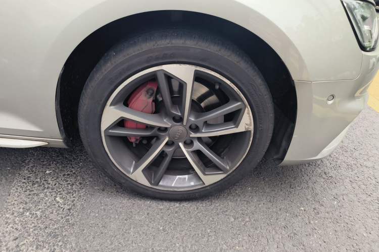Used Audi A4L 2018 30th Anniversary Edition 45 TFSI quattro Sport model Right Front Wheel Hub