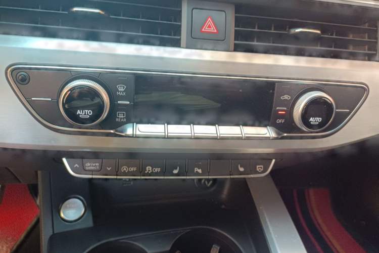Used Audi A4L 2018 30th Anniversary Edition 40 TFSI Fashion Model Audio And AC Panel
