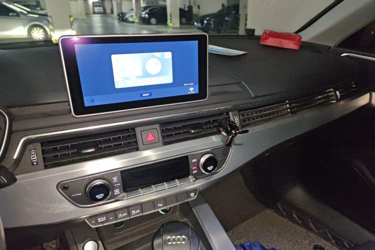 Used Audi A4L 2018 30th Anniversary Edition 40 TFSI Fashion Model Audio And AC Panel