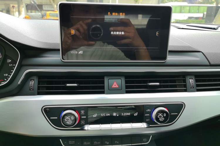 Used Audi A4L 2018 30th Anniversary Edition 40 TFSI Fashion Model Audio And AC Panel