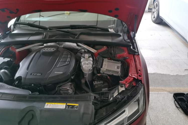 Used Audi A4L 2018 30th Anniversary Edition 40 TFSI Fashion Model Engine Bay Left