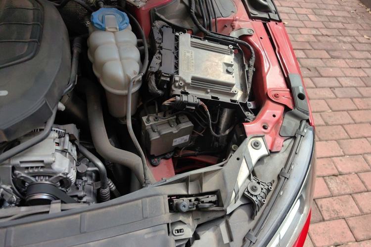 Used Audi A4L 2018 30th Anniversary Edition 40 TFSI Fashion Model Engine Bay Left