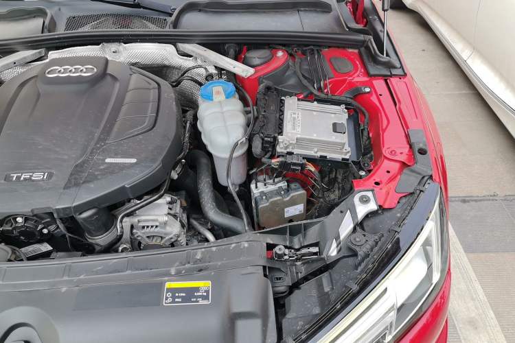 Used Audi A4L 2018 30th Anniversary Edition 40 TFSI Fashion Model Engine Bay Left