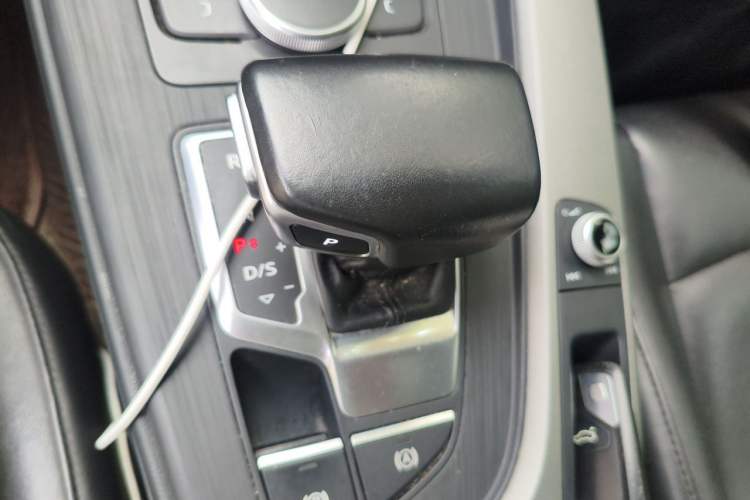 Used Audi A4L 2018 30th Anniversary Edition 40 TFSI Trendy Model Gear Lever