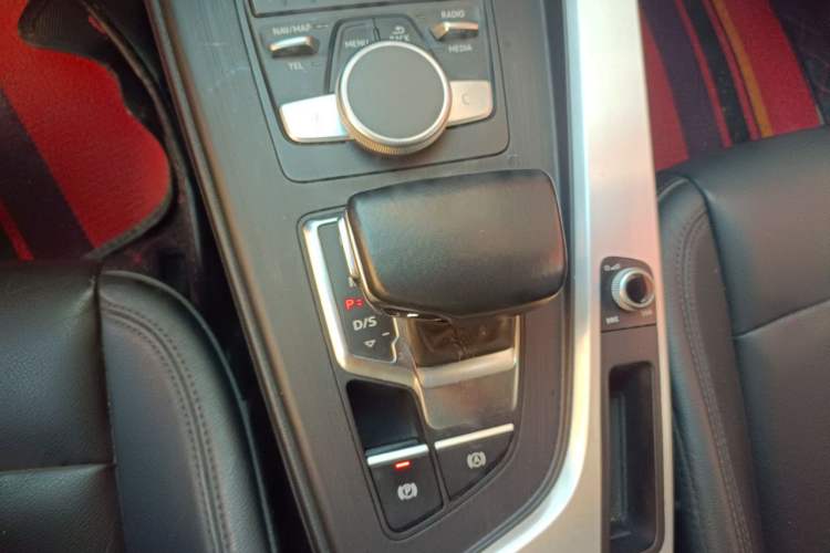 Used Audi A4L 2018 30th Anniversary Edition 40 TFSI Fashion Model Gear Lever
