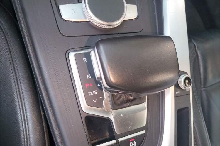 Used Audi A4L 2018 30th Anniversary Edition 40 TFSI Fashion Model Gear Lever