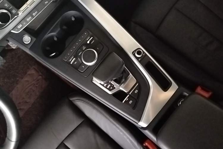 Used Audi A4L 2018 30th Anniversary Edition 40 TFSI Trendy Model Gear Lever