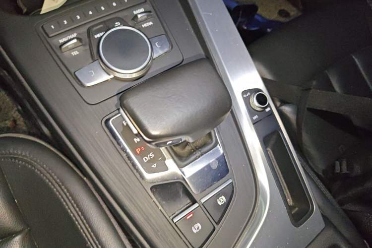 Used Audi A4L 2018 30th Anniversary Edition 40 TFSI Fashion Model Gear Lever