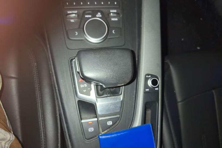Used Audi A4L 2018 30th Anniversary Edition 30 TFSI Ambition Model Gear Lever