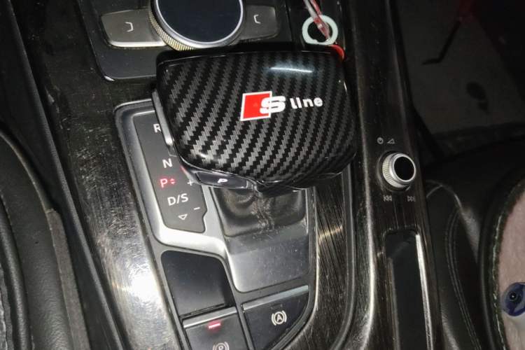 Used Audi A4L 2018 30th Anniversary Edition 40 TFSI Fashion Model Gear Lever
