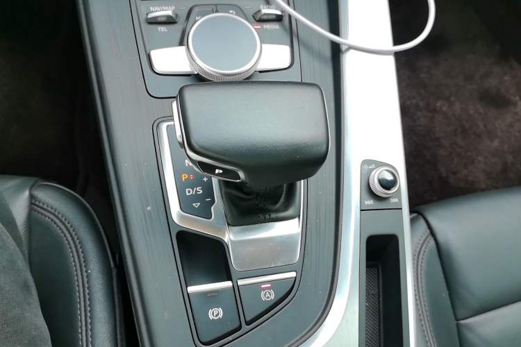 Used Audi A4L 2018 30th Anniversary Edition 40 TFSI Fashion Model Gear Lever