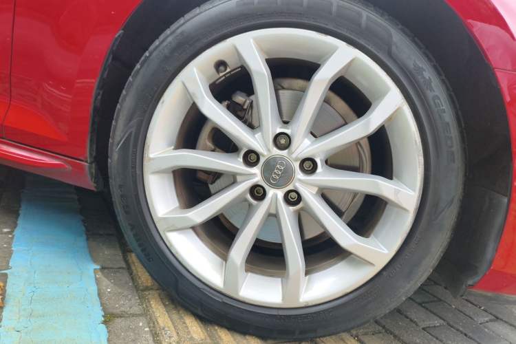 Used Audi A4L 2018 30th Anniversary Edition 40 TFSI Trendy Model Right Front Wheel Hub