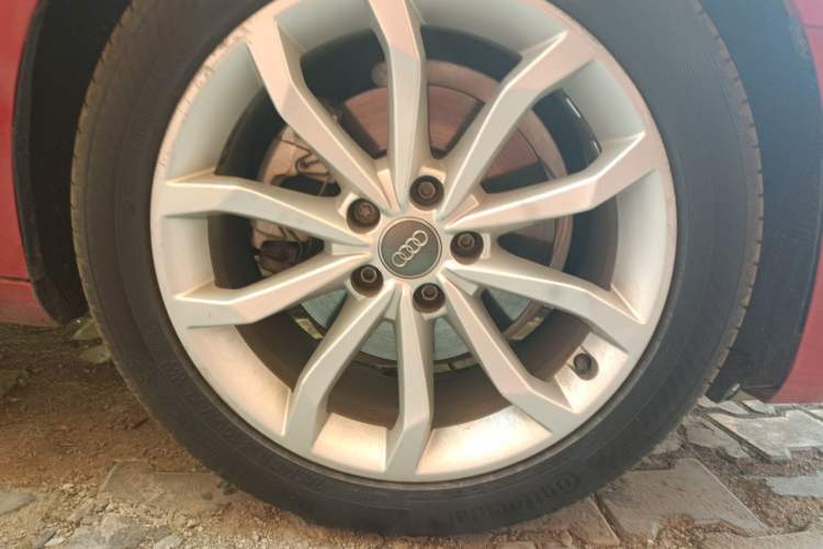 Used Audi A4L 2018 30th Anniversary Edition 40 TFSI Fashion Model Right Front Wheel Hub